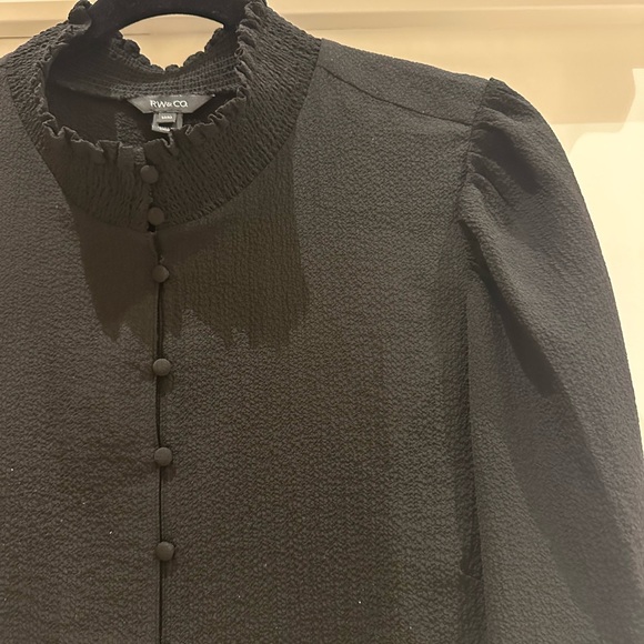 Size M. Black long sleeved blouse with cute detail on shoulders and cuff. - Picture 4 of 5